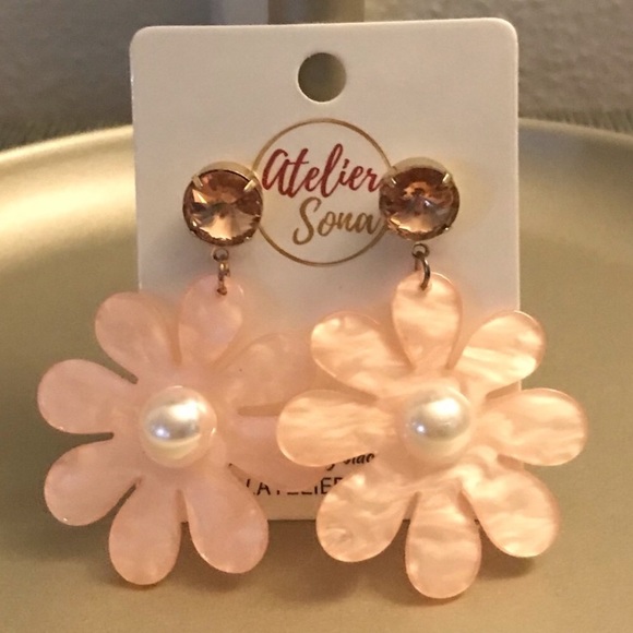 Pink Flower Acrylic Stud Earrings. NWT. - Picture 4 of 5